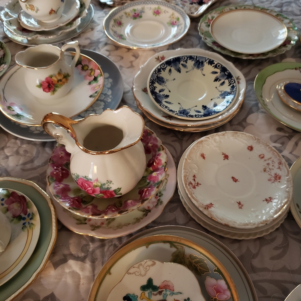 Mystery Estate Sale Tea Room - Picture 3 of 6